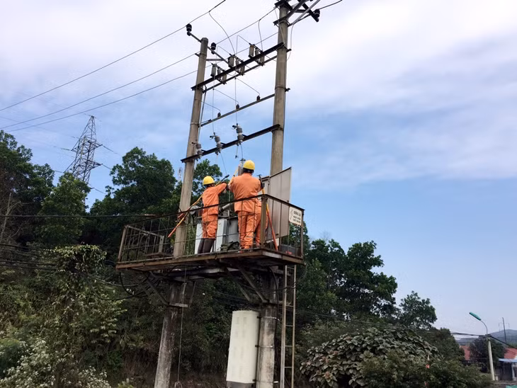 Công nhân Điện lực TP Cẩm Phả tiến hành vệ sinh công nghiệp miễn phí cho các trạm biến áp chuyên dùng