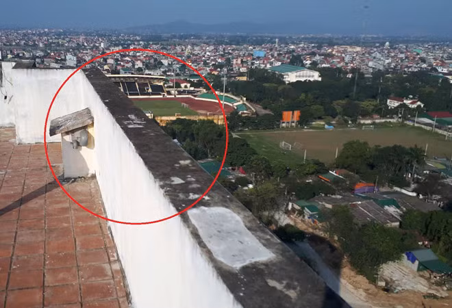 Tầng thượng của chung cư Lotus House, nơi được cho là điểm rơi của viên gạch. Ảnh: Phạm Hòa.