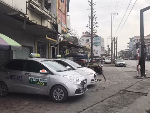 Xe Taxi đỗ thành hàng dài trên vỉa hè 