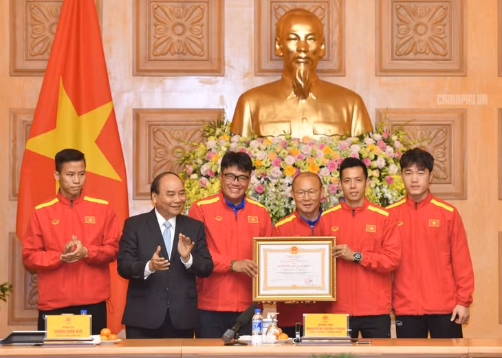 Thủ tướng Nguyễn Xuân Phúc trao Huân chương Lao động hạng Nhất cho Đội tuyển Việt Nam. Ảnh: VGP/Quang Hiếu