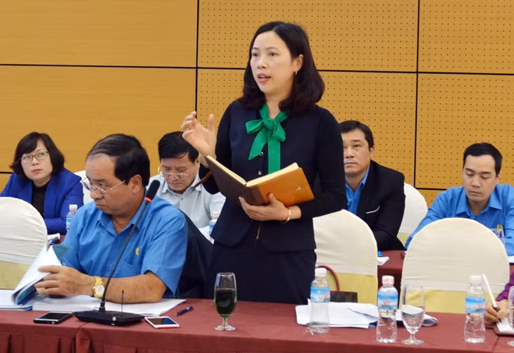 Bà Nguyễn Lan Anh, Chủ tịch LĐLĐ TP Uông Bí phát biểu thảo luận giải pháp trọng tâm 2019.