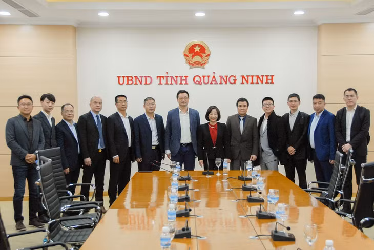 Phó Chủ tịch UBND tỉnh Vũ Thị Thu Thủy chụp ảnh lưu niệm cùng đại diện Đoàn đại biểu tỉnh Phúc Kiến (Trung Quốc).