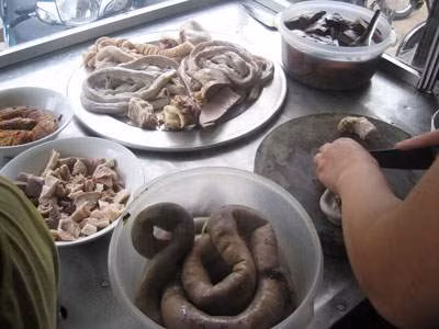 Đồ ăn, uống không đảm bảo vệ sinh dễ gây ngộ độc thực phẩm.