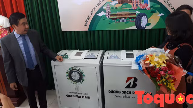 Đại diện Sở Du lịch Thừa Thiên - Huế tiếp nhận 20 thùng rác thông minh từ Bridgestone Việt Nam.