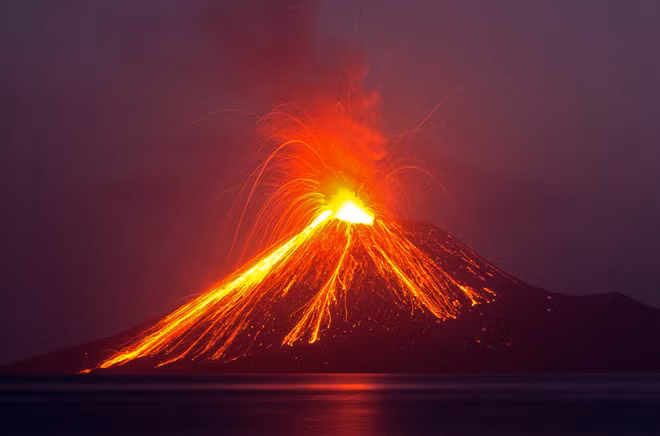 Một đợt phun trào của núi lửa Anak Krakatoa vào tháng 7 trên eo biển Sunda. Núi lửa này phun trào thêm lần nữa vào ngày 21/12, có thể là nguyên nhân gây ra sóng thần. Ảnh: Reuters.
