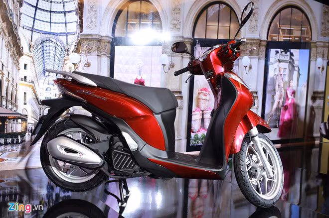 Các mẫu xe máy cho nữ giới có phanh ABS rẻ nhất VN Xe máy dành cho phái đẹp nên được trang bị phanh ABS để việc sử dụng xe trở nên an toàn hơn, đặc biệt trong những tình huống cần phanh gấp. Nữ giới cầm lái xe máy thường giật mình ở các tình huống khẩn cấp, ví dụ như có xe cắt ngang hay xe vượt mặt. Khi giật mình, nhiều người có thói quen bóp chặt phanh xe, đặc biệt là phanh bánh trước, khiến chiếc xe bị mất lái và dễ xảy ra tai nạn. Phanh ABS là công nghệ có thể giải quyết được hiệu quả vấn đề này. Phanh ABS cho phép người cầm lái bóp chặt tay phanh, và hệ thống sẽ tự điều chỉnh lực phanh cho phù hợp, giúp bánh xe luôn lăn trên đường, giảm hiện tượng trượt bánh dẫn tới mất lái. Hiện nay, nhiều mẫu xe máy hướng tới nữ giới trên thị trường đã sở hữu phanh ABS, với giá từ gần 40 triệu đồng. Honda SH Mode ABS: 55,7 triệu Honda SH Mode có phiên bản mới vào giữa tháng 12, tâm điểm là phanh ABS. Thiết kế không thay đổi, SH Mode có thêm hệ thống ABS 1 kênh, giúp tăng độ an toàn so với phiên bản sử dụng phanh CBS. Cac mau xe may cho nu gioi co phanh ABS re nhat VN hinh anh 1 Giá cho phiên bản SH Mode sử dụng phanh CBS là 51,7 triệu đồng. Tức là để sở hữu thêm công nghệ phanh ABS trên Honda SH Mode, người dùng cần bỏ ra thêm 4 triệu đồng. Xe sử dụng động cơ 125 cc, công suất 11,2 mã lực và mô men xoắn 11,7 Nm. Bên cạnh công nghệ ABS, SH Mode cũng có smartkey hay Idling stop ngắt động cơ khi dừng đỗ giúp tiết kiệm nhiên liệu. Yamaha Grande hybrid ABS: 49,5 triệu Yamaha Grande chính thức được nâng cấp lên phanh ABS vào đầu tháng 12. Xe có thiết kế giống như thế hệ trước, nhưng được nâng cấp ở bên trong với động cơ hybrid và phanh ABS, bên cạnh khóa smartkey ở phiên bản cao cấp, giá bán 49,5 triệu đồng. Cac mau xe may cho nu gioi co phanh ABS re nhat VN hinh anh 2 Yamaha Grande sử dụng động cơ Blue Core dung tích 125 cc, làm mát bằng không khí, công suất 8,3 mã lực và mô-men xoắn là 10,4 Nm, khối lượng động cơ giảm 840 g, tích hợp hệ thống trợ lực điện hybrid. Công nghệ hybrid trên Grande giúp tăng 0,27 mã lực và 7% mô-men xoắn, trong 3 giây đầu tiên khi xe bắt đầu lăn bánh. Công nghệ này không mạnh mẽ, nhưng có ưu điểm là giá rẻ và sử dụng ắc quy thông thường. Piaggio Liberty 125 ABS Piaggio Liberty là mẫu xe đầu tiên sản xuất tại Việt Nam có công nghệ phanh ABS. Phiên bản mới của mẫu xe này được nâng cấp lên động cơ i-Get, và vẫn được trang bị phanh ABS. Cac mau xe may cho nu gioi co phanh ABS re nhat VN hinh anh 3 Piaggio Liberty vẫn giữ những đường nét thiết kế từ khi ra mắt tại Việt Nam, không có nhiều thay đổi khiến dù rất thời trang nhưng mẫu xe này không còn bán chạy như giai đoạn đầu. Động cơ 125 cc của Piaggio Liberty có công suất 10,2 mã lực và mô men xoắn đạt 10,2 Nm. Mức giá 57,5 triệu đồng cho Piaggio Liberty ABS khiến đây vẫn là mẫu xe rẻ nhất của Piaggio Việt Nam có trang bị ABS. SYM Fancy ABS (38,9 triệu đồng) Với giá 38,9 triệu đồng, SYM Fancy ABS là mẫu xe rẻ nhất thị trường có trang bị phanh ABS. Mẫu xe này ra mắt vào cuối năm 2017, sở hữu ABS ở cả bánh trước và bánh sau (2 kênh). Cac mau xe may cho nu gioi co phanh ABS re nhat VN hinh anh 4 Ngoài phanh ABS thì SYM Fancy có thiết kế hướng tới đối tượng khách hàng là nữ giới, tiện dụng và cũng có nét thời trang. SYM Fancy ABS sử dụng động cơ 125 cc, công suất 9,8 mã lực và mô men xoắn cực đại 8,6 Nm. Kymco Like ABS Ra mắt từ tháng 5, tuy nhiên cho tới giờ Kymco Like ABS vẫn chưa có giá bán chính thức tại Việt Nam. Xe sở hữu khá nhiều trang bị có thể nói là vượt trội so với các mẫu xe tay ga tầm trung đang có mặt tại Việt Nam, nhưng thương hiệu lại là điểm yếu. Có vẻ như Kymco đang rất phân vân trong việc đưa ra mức giá hợp lý cho Like ABS. Cac mau xe may cho nu gioi co phanh ABS re nhat VN hinh anh 5 Kymco Like ABS sử dụng công nghệ ABS 2 kênh, hệ thống đèn Full LED, cùng với hệ thống Noodoe có thể kết nối với smartphone và màn hình điện tử hiển thị thông tin, thậm chí cả dẫn đường. Xe được trang bị động cơ 125 cc công suất 11,3 mã lực và mô men xoắn cực đại 10,4 Nm. Nhiều trang bị tiên tiến khiến nhiều người dự đoán mẫu xe này có thể lên tới 50 triệu đồng. Mức giá này là không hề dễ để Kymco Like ABS có thể cạnh tranh với các đối thủ nổi tiếng hơn nhiều về thương hiệu tại Việt Nam. Theo Tuấn Khanh - Phong Vân/Zing