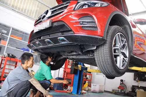 Một xe Mercedes GLC đưa lên bàn nâng để lắp đặt ống thở "độ" ngăn nước vào vi sai tại TP HCM.