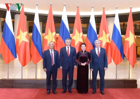 Chủ tịch Quốc hội Nguyễn Thị Kim Ngân chụp ảnh lưu niệm cùng Chủ tịch Duma Quốc gia LB Nga.