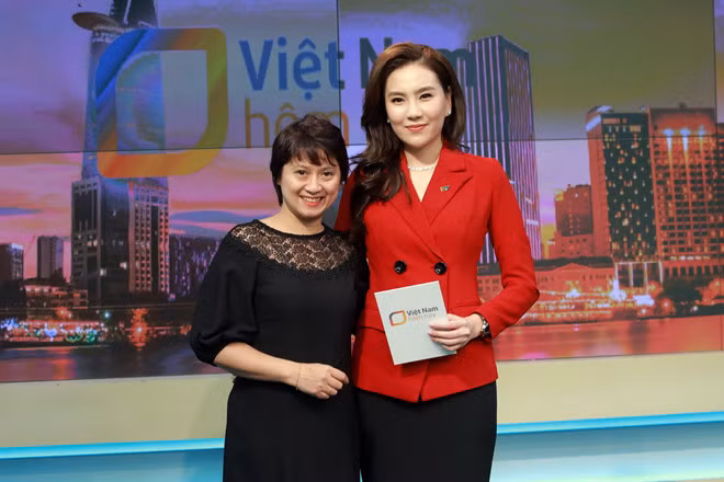 Nhà báo Hà Thu Hằng (bìa trái) chịu trách nhiệm sản xuất chương trình mới Việt Nam hôm nay cho Đài Truyền hình Việt Nam.