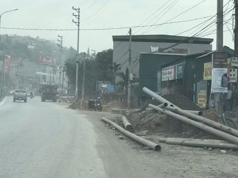 Các ống nước được đơn vị thi công đào lên vứt ngổn ngang trên đường 