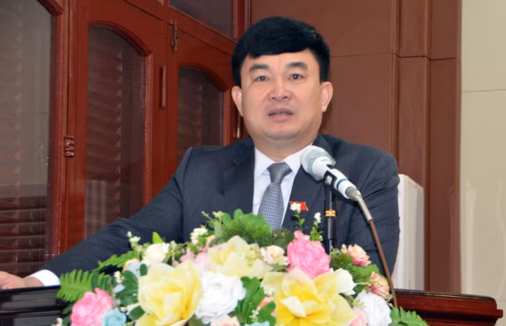 Đồng chí Ngô Hoàng Ngân, Phó Bí thư Tỉnh ủy, Bí thư Thành ủy Móng Cái phát biểu tại kỳ họp.