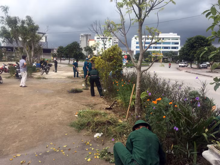 Cán bộ, chiến sỹ Đồn Biên phòng Hải Hòa đóng góp hàng trăm ngày công lao động chung sức cùng địa phương xây dựng nông thôn mới, xây dựng khu dân cư kiểu mẫu.