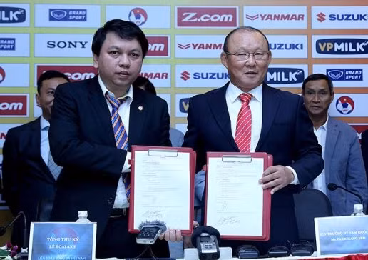 Tổng thư ký VFF Lê Hoài Anh và HLV Park Hang-seo trong ngày ký hợp đồng hồi cuối năm 2017.