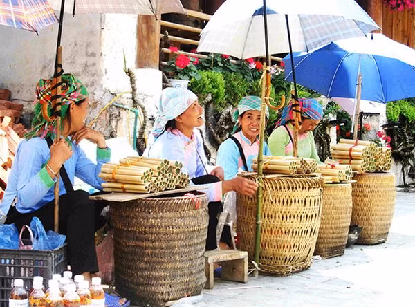 Đặc sản cơm lam tại chợ phiên Tây Bắc.