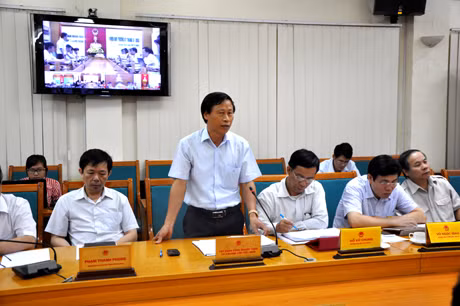 Đồng chí Phạm Văn Mật, Phó Tổng Giám đốc Vinacomin phát biểu về tình hình sản xuất, kinh doanh than tại phiên họp