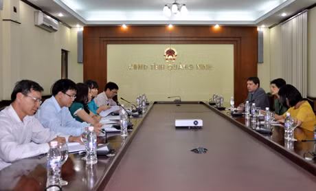 Bà Laura Stone, Tham tán kinh tế Đại sứ quán Hoa Kỳ làm việc với các sở, ngành liên quan.