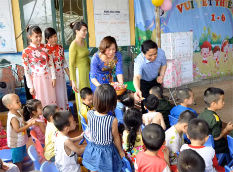 Đồng chí Bí thư Tỉnh ủy Phạm Minh Chính thăm, phát quà cho các cháu thiếu nhi Trường Mầm non Hùng Thắng (TP Hạ Long).