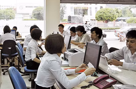 Nhiều ngân hàng trên địa bàn tỉnh đang thực hiện lãi suất cho vay từ 11-13% cho dự án BĐS. Ảnh: Giao dịch tại Ngân hàng TMCP Đông Á - Chi nhánh Quảng Ninh.