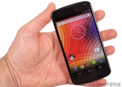 Nexus 4 màu trắng không cài sẵn Android 4.3 như tin đồn.