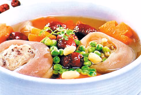Canh hoàng tinh, chân giò lợn.