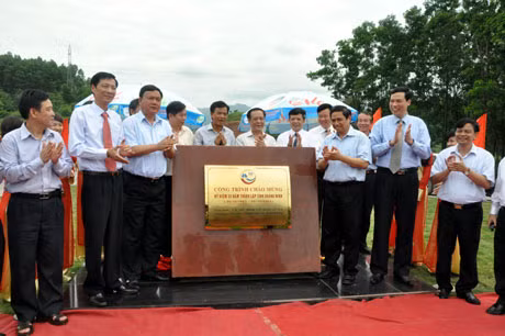 Các đại biểu gắn biển Công trình chào mừng 50 năm ngày thành lập tỉnh Quảng Ninh cho công trình cải tạo, nâng cấp quốc lộ 18C.