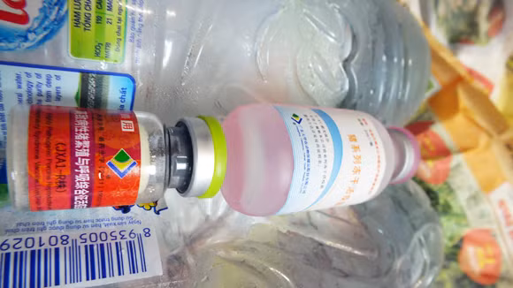Những lọ vaccine Trung Quốc được bán trên phố Trường Chinh (Ảnh: ANTĐ)