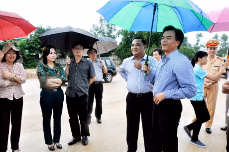 Đồng chí Trương Tấn Viên (thứ nhát phải sang) kiểm tra tiến độ thi công gói thầu 3 của dự án