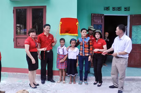 Lãnh đạo Báo Quảng Ninh cùng đại diện Công ty TNHH Bảo hiểm Nhân thọ Prudential trao nhà nhân ái cho gia đình chị Nguyễn Thị Minh.