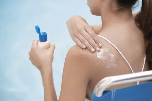 Tập thói quen bôi kem chống nắng mỗi khi ra ngoài. 
