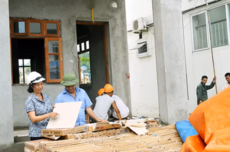 Chị Nguyễn Thị Minh Hải, đội trưởng Đội xây dựng số 3, Công ty CP Xây dựng số 2 Quảng Ninh cùng giám sát công trình kiểm tra chất lượng gạch.