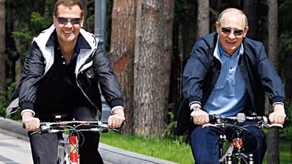 Tổng thống Putin (phải) và Thủ tướng Medvedev dã ngoại bằng xe đạp