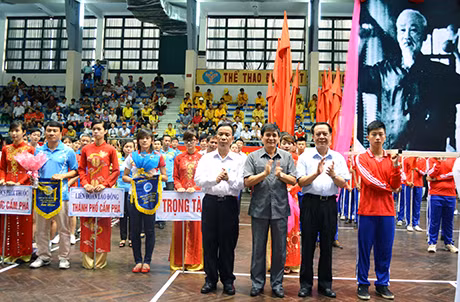 Các đồng chí lãnh đạo Tổng LĐLĐ Việt Nam và lãnh đạo tỉnh tặng cờ lưu niệm cho các đơn vị tham dự ngày hội văn hóa thể thao.
