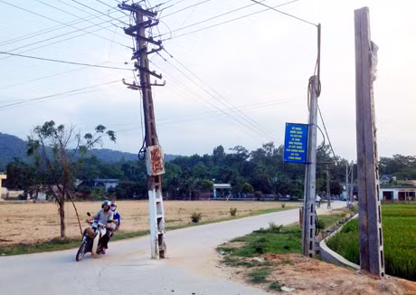 Cột điện cũ án ngữ giữa đường tiềm ẩn tai nạn giao thông.