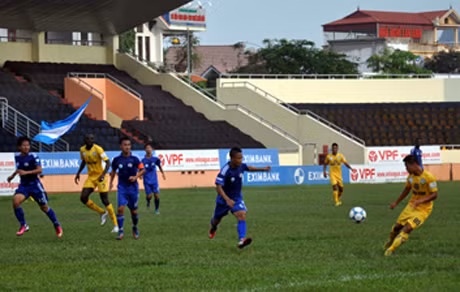 TQN (áo sẫm) đang có phong độ thi đấu ổn định để thực hiện giấc mơ lên V-League của mình.