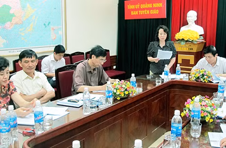 Đồng chí Vũ Thị Thu Thuỷ, Phó Chủ tịch UBND tỉnh, Phó Ban Tổ chức phát biểu ý kiến tại cuộc họp.