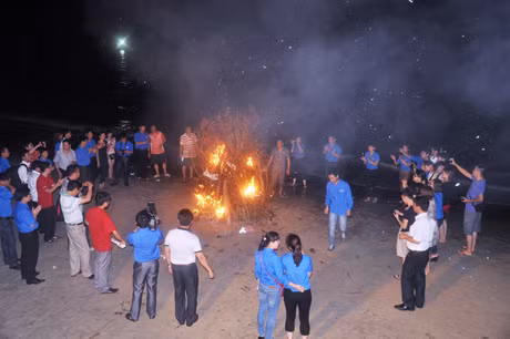 Đêm lửa trại của ĐVTN báo Đảng các tỉnh miền núi, trung du phía Bắc trên bãi biển Cô Tô.