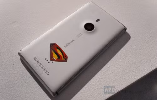 Logo Super Man nằm ở mặt lưng của Lumia 925.