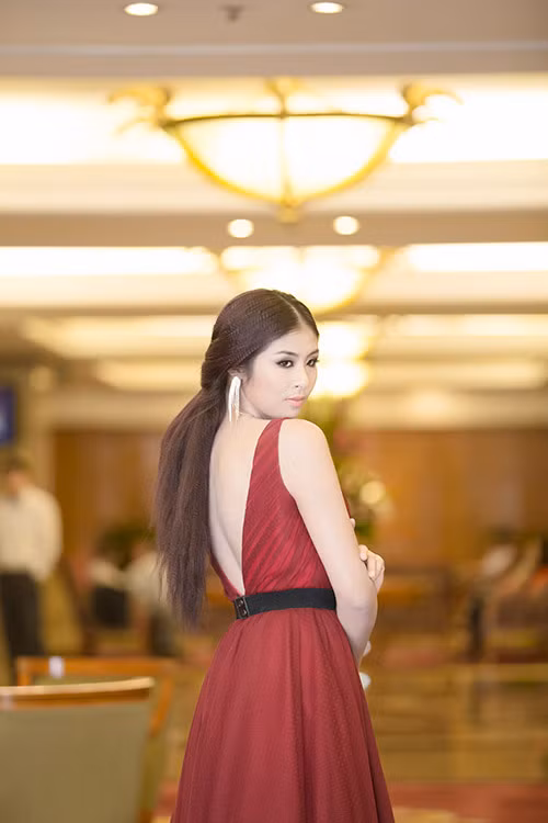 HH Ngọc Hân xuất hiện tại một sự kiện ở TP HCM, ban đầu cô còn hơi e dè