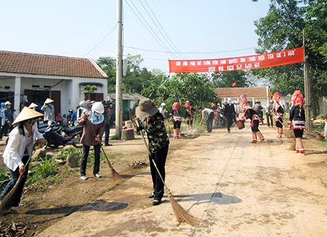 Hội viên phụ nữ thôn Yên Sơn, xã Dực Yên (Đầm Hà) tham gia dọn vệ sinh môi trường đường làng.