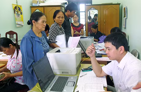 Cán bộ Ngân hàng CSXH huyện Tiên Yên hướng dẫn thủ tục vay vốn cho người dân xã Tiên Lãng (Tiên Yên).