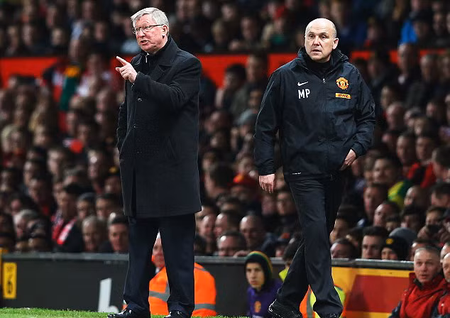 Sir Alex và trợ lý Phelan - Ảnh Getty