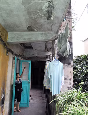 Trần nhà phần lớn đã bong, tróc hết lớp bê tông.