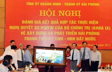 Thay mặt BTV Tỉnh uỷ, Bí thư Tỉnh uỷ Phạm Minh Chính tặng quà lưu niệm cho Bí thư Thành uỷ Hải Phòng, Nguyễn Văn Thành.