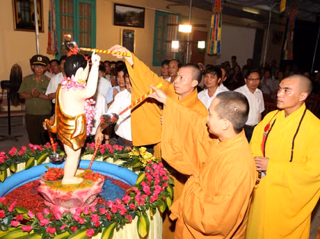 Nghi lễ tắm Phật được cử hành trang trọng.