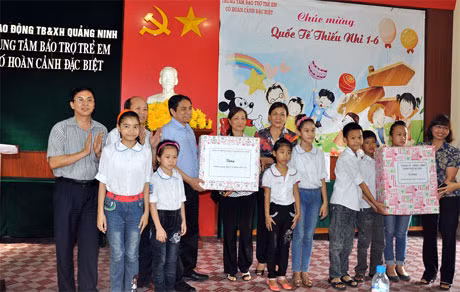 Đồng chí Bí thư Tỉnh ủy Phạm Minh Chính và các đồng chí trong Đoàn thăm, tặng quà các cháu thiếu nhi Trung tâm Bbảo trợ trẻ em có hoàn cảnh đặc biệt tỉnh.