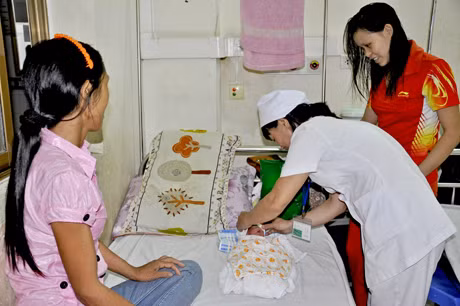 Cháu Bàn Minh Khôi những ngày còn điều trị tại Khoa Nhi, Bệnh viện Đa khoa tỉnh.