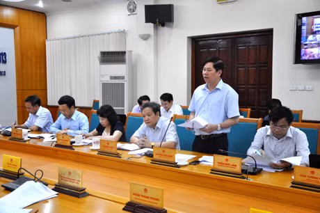 Đồng chí Nguyễn Văn Minh, Giám đốc Sở Tài chính báo cáo về tình hình thu- chi ngân sách