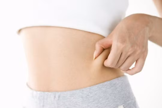 Ăn nhiều, lười vận động là những nguyên nhân làm tăng lượng mỡ thừa ở vòng bụng nhanh chóng.