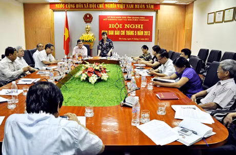 Đồng chí Phạm Hồng Lan, Phó Giám đốc Sở Thông tin và Truyền thông phát biểu tại buổi giao ban.