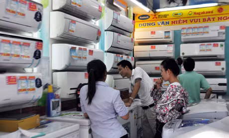 Khách hàng chọn mua máy điều hoà công nghệ inverter tại siêu thị điện máy Dũng Vân.